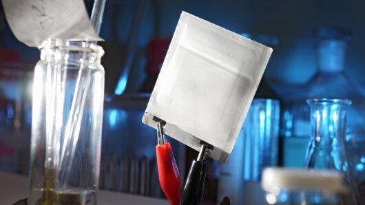 Prototyp einer ultradünnen und extrem felexiblen Folien-Batterie