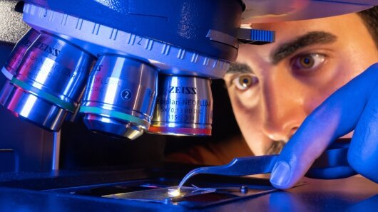 Untersuchung eines neuen synthetischen Glases, das aus einer nichtschmelzbaren Metallorganischen Gerüstverbindung MOF (Metal Organic Frameworks) besteht.
