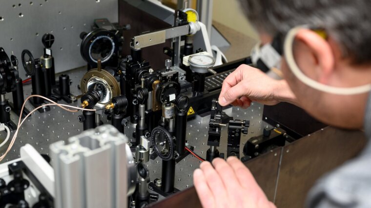 Adjustment of the beam guidance of the fs-laser