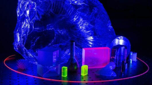 Verschiedene Glasmaterialien liegen auf einem Tisch.